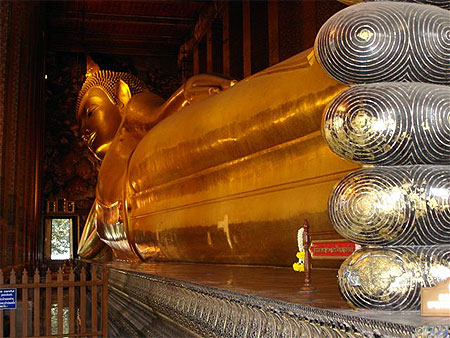 Illustrant la mort du Bouddha et son accession au nirvana, ce bouddha couché recouvert de feuilles d'or mesure 46 m de long et 15 m de haut. 